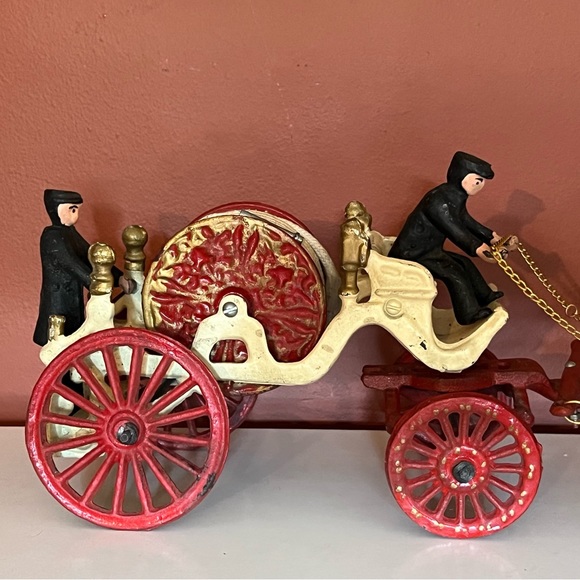 VINTAGE ANTIQUE 19” CAST IRON HORSE DRAWN FIRE ENGINE / HOSE WAGON TOY - Picture 6 of 16